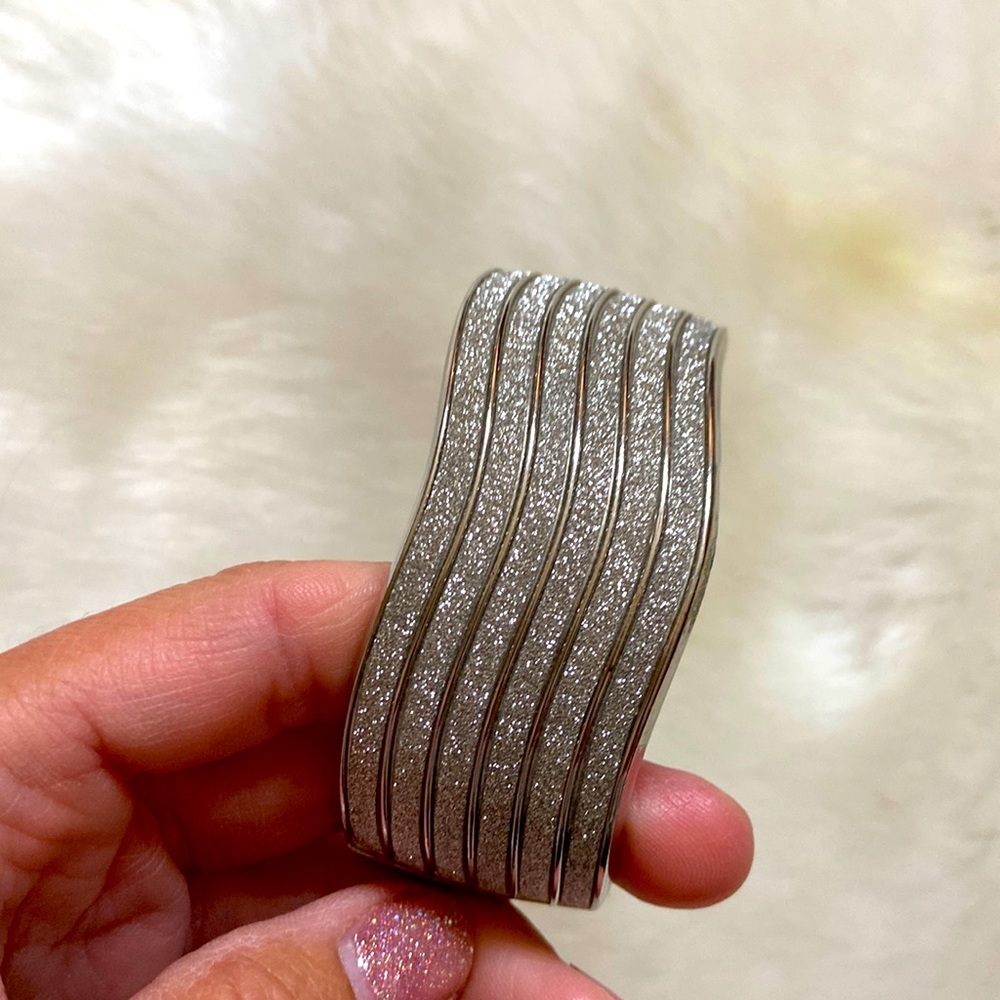 Sparkly hinged bangle